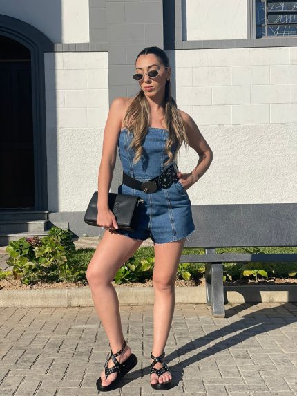 Macacão jeans curto com cinto